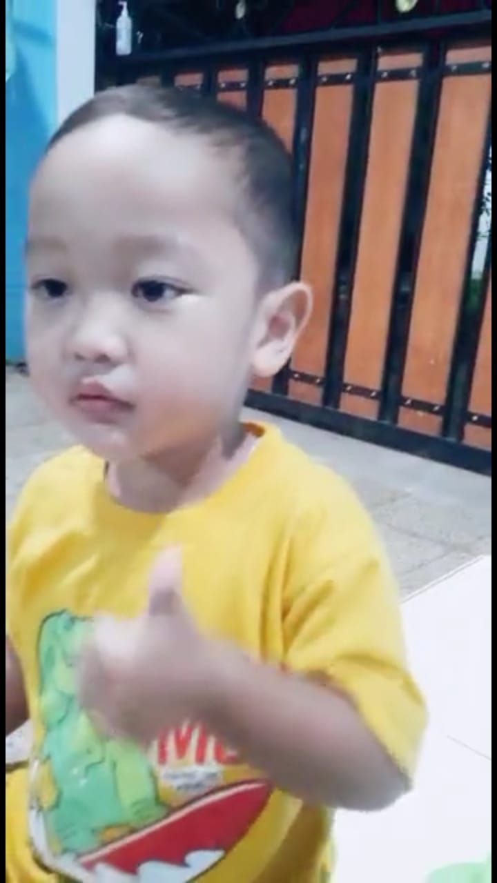 Bocah 4 Tahun Tak Bisa Makan Tanpa Sambal, Netizen: Penerus Tanboy Kun!