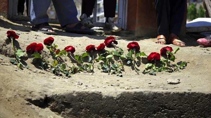 Bom Meledak di Dekat Sekolah Afghanistan, 50 Orang Tewas People puts flowers outside a school after a deadly attack on Saturday, in Kabul, Afghanistan, Sunday, May 9, 2021. The Interior Ministry said Sunday that the death toll in the horrific bombing at the entrance to the girls' school in the Afghan capital has soared to some 50 people, many of them pupils between 11 and 15 years old, and the number of wounded in Saturday's attack has also climbed to more than 100. (AP Photo/Mariam Zuhaib)