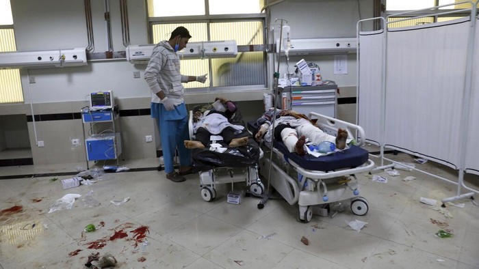 Bom Meledak di Dekat Sekolah Afghanistan, 50 Orang Tewas Afghan men try to identify the dead bodies at a hospital after a bomb explosion near a school west of Kabul, Afghanistan, Saturday, May 8, 2021. A bomb exploded near a school in west Kabul on Saturday, killing several people, many them young students, an Afghan government spokesmen said. (AP Photo/Rahmat Gul)