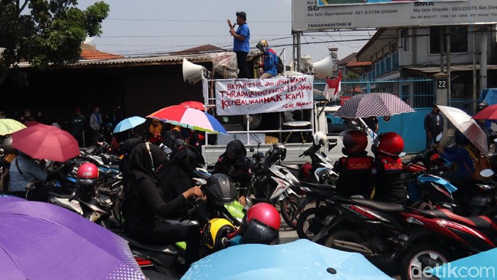 Buruh di Bandung Tagih Pembayaran THR