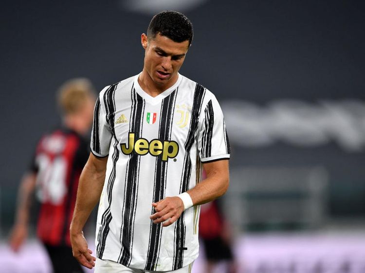 Foto: Cristiano Ronaldo Tertunduk, Matanya Berkaca-kaca