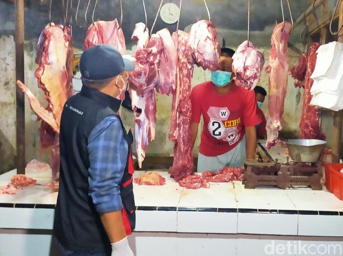 Harga daging sapi di Banyuwangi naik signifikan menjelang Lebaran. Per kilogram daging sapi mencapapai Rp 130 ribu.