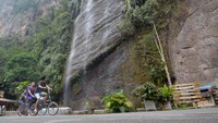 Pengunjung bersepeda di objek wisata Lembah Harau, Kabupaten Limapuluhkota, Sumatera Barat, Minggu (9/5/2021). ANTARA FOTO/Iggoy el Fitra  