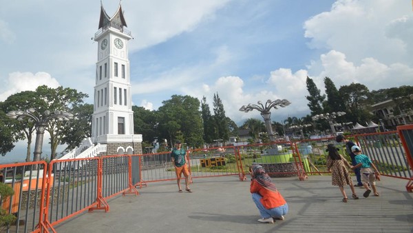 Kapolda Sumbar Irjen Pol Toni Harmanto memastikan seluruh objek wisata di provinsi itu ditutup saat libur Idul Fitri 1442 hijriah untuk mencegah penyebaran virus COVID-19. ANTARA FOTO/Iggoy el Fitra Kapolda Sumbar Irjen Pol Toni Harmanto memastikan seluruh objek wisata di provinsi itu ditutup saat libur Idul Fitri 1442 hijriah untuk mencegah penyebaran virus COVID-19. ANTARA FOTO/Iggoy el Fitra