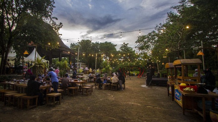 Deretan Wisata yang Tutup Saat Lebaran Pengunjung menikmati pemandangan di Resto Kampung Senja kawasan Wisata Amanah Borneo Park, Banjarbaru, Kalimantan Selatan, Minggu (9/5/2021). Pemerintah Kota Banjarbaru mengeluarkan Surat Edaran tentang penutupan sementara tempat wisata, jasa hiburan dan mall dalam upaya mencegah penyebaran COVID-19 saat melaksanakan perayaan hari raya Idul Fitri 1442 H dan libur nasional terhitung mulai tanggal 11-16 Mei 2021. ANTARA FOTO/Bayu Pratama S/hp.