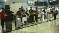 Setibanya di pintu kedatangan Bandara Soetta petugas mengarahkan para WNA untuk didata. Diketahui WNA tersebut berasal dari Guangzhou dengan menaiki pesawat Garuda Indonesia.