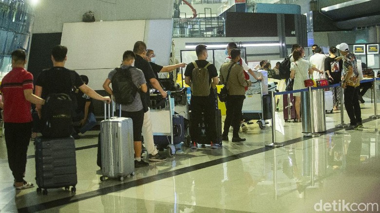Di Tengah Larangan Mudik, WN China Masih Masuk RI Lho Kedatangan rombongan Tenaga Kerja Asing (TKA) asal China di Bandara Internasional Soekarno-Hatta jadi sorotan.