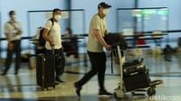 Pantauan Detikcom pukul 19.00 WIB WNA memasuki area selasar kedatangan terminal 3 dengan membawa koper besar. WNA yang diizinkan masuk ke RI telah memenuhi aturan keimigrasian dengan jenis visa dan kegiatan yang sesuai dengan Peraturan Menkumham Nomor 26 Tahun 2020 yaitu untuk kegiatan bekerja, bukan untuk kunjungan wisata.