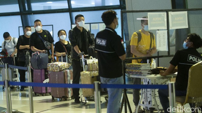 Kedatangan rombongan Tenaga Kerja Asing (TKA) asal China di Bandara Internasional Soekarno-Hatta jadi sorotan.