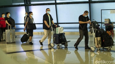 Utak-atik Aturan Perjalanan demi Tekan Kasus Omicron di Indonesia