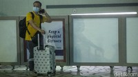 Sementara itu, pemerintah juga sebenarnya mengeluarkan imbauan agar TKI alias tenaga kerja Indonesia di luar negeri tak pulang terlebih dahulu. Namun, TKA China malah masuk dengan mudahnya.
