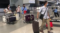 Dari catatan detikcom, hingga saat ini sudah ada tiga kloter WN China yang sudah tiba di RI. Pertama yakni sebanyak 85 WN China dan 3 WNI yang tiba pada Selasa (4/5/2021) pukul 14.55 WIB di Terminal 3 Kedatangan Internasional Bandara Soekarno-Hatta. Dari hasil pemeriksaan oleh Kemenkes, dua WN China positif COVID.