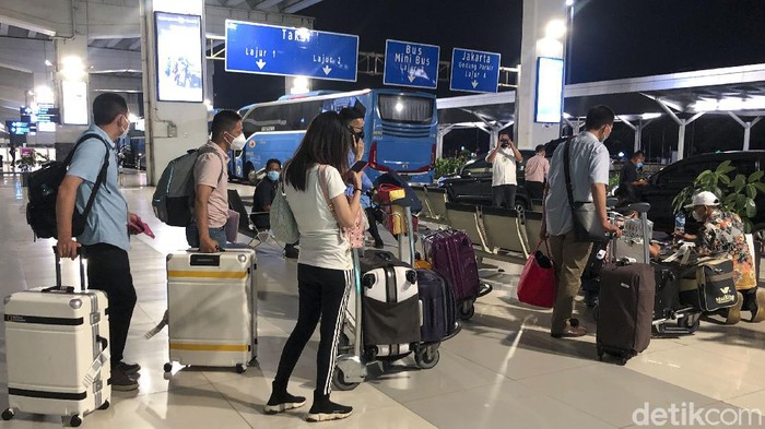 Kedatangan rombongan Tenaga Kerja Asing (TKA) asal China di Bandara Internasional Soekarno-Hatta jadi sorotan.