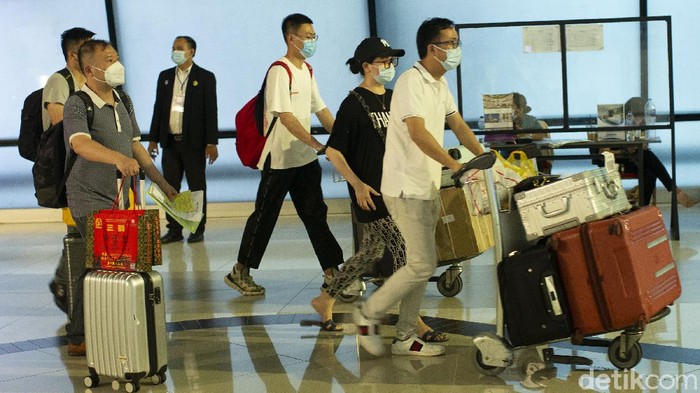 Kedatangan rombongan Tenaga Kerja Asing (TKA) asal China di Bandara Internasional Soekarno-Hatta jadi sorotan.