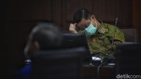 Jaksa penuntut umum (JPU) Komisi Pemberantasan Korupsi (KPK) mendakwa Juliari menerima uang sejumlah Rp 32,48 miliar yang disebut merupakan fee dari beberapa pihak terkait proyek pengadaan bansos tersebut.  