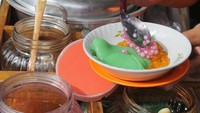 Es loder serupa es bubur sumsum yang populer di Jakarta. Isian utamanya loder berwarna hijau yang terbuat dari tepung hunkwe. Foto: detikcom/Zahrah Zayyan Layalia