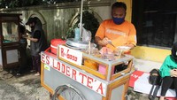 Es loder kini makin sulit ditemui di Bogor, namun ada salah satu penjual yang masih bertahan yaitu Pak Ade. Ia berjualan es loder di dekat RS Melania. Foto: detikcom/Zahrah Zayyan Layalia