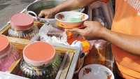 Loder lalu ditambahkan isian lain seperti candil ubi yang warnanya cokelat, dan sagu mutiara berwarna pink. Campuran bahan ini kemudiah disirami kuah santan dan gula merah. Foto: detikcom/Zahrah Zayyan Layalia