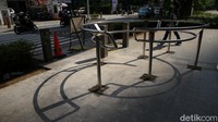 Pantauan detikcom di lokasi seberang Mal Kuningan City, di trotoar median Jl Prof Dr Satrio, Jakarta Selatan, Senin (10/5/2021) .