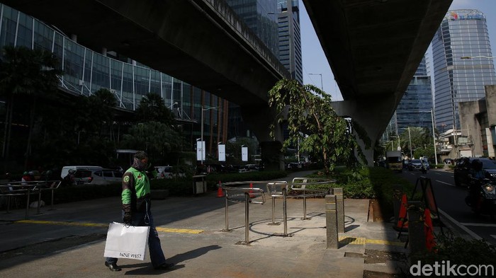Foto Portal S Kini Trotoar Kuningan Portal S di depan Mal Kuningan City Jakarta Selatan telah terpasang kini trotaorpun bebas dari para pemotor.