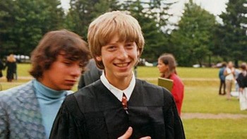 Saat lulus SMA jelang kuliah di Harvard. Ia pernah dibawa ke terapis. Sang konselor menyatakan bahwa pada akhirnya, sang anak akan menang dalam pertengkaran sehingga disarankan jangan terlalu mengekangnya. Ibu dan ayah Gates akhirnya membiarkan anaknya tumbuh mandiri dan tidak terlalu mengekangnya lagi. Gates pun gemar berpetualang untuk menyalurkan hobinya mengutak atik komputer. Foto: Facebook 