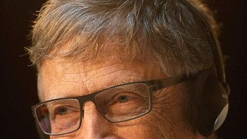 Ini foto baru Bill Gates yang masih sehat dan segar. Ia sekarang banyak melakukan aktivitas kemanusiaan dan tak lagi begitu aktif di Microsoft. Foto: Facebook