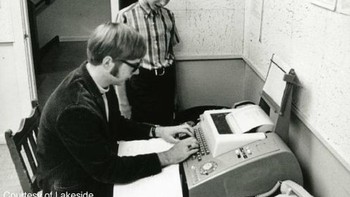 Bill Gates lahir di keluarga berada. Sejak kecil, ia sudah suka membaca dan sangat tertarik pada dunia teknologi. “Saat 13 tahun dia sudah gandrung dengan komputer,” begitu pengakuan ayahnya. Foto: Facebook