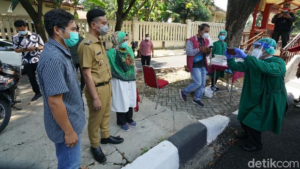 Walikota Solo Gibran Rakabuming Raka memimpin langsung Razia penyekatan Plat Plat Nomor luar kota yang akan masuk ke Kota Solo di Pospam Jurug, Solo, Senin (10/5/2021).