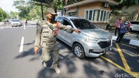 Dalam razia yang terus dilakukan setiap hari ini, berhasil memutar mobil berplat luar kota dan menjaring para pemudik yang datang ke kota Solo. Kartika Bagus/detikcom  