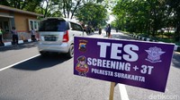 Perdebatan terjadi lantaran penumpang mobil tersebut tidak tidak dilengkapi dengan hasil swab antigen atau pun surat tugas. Kartika Bagus/detikcom  