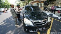 Maka dari itu Gibran tetap meminta agar penumpang mobil yang bernama Arinda dan suaminya melakukan tes swab antigen di tempat. Menurut Gibran, tes swab wajib dilakukan bagi yang tidak membawa surat atau hasil tes sebelumnya. Ini menjadi konsekuensi dan sudah aturan bagi warga luar Solo. Kartika Bagus/detikcom  