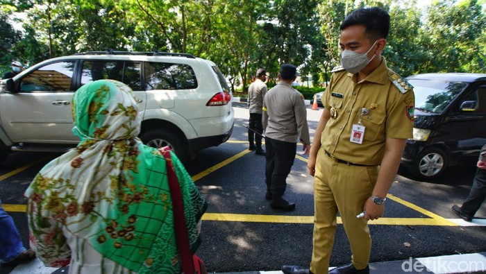 Gibran Pantau Razia Penyekatan Kota Solo Walikota Solo Gibran Rakabuming Raka memimpin langsung Razia penyekatan Plat Plat Nomor luar kota yang akan masuk ke Kota Solo di Pospam Jurug, Solo, Senin (10/5/2021).