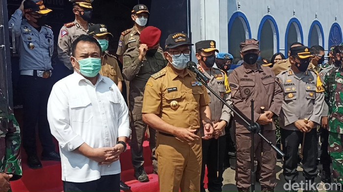 Gubernur Jabar Ridwan Kamil saat memantau pos penyekatan di Cileunyi, Kabupaten Bandung.
