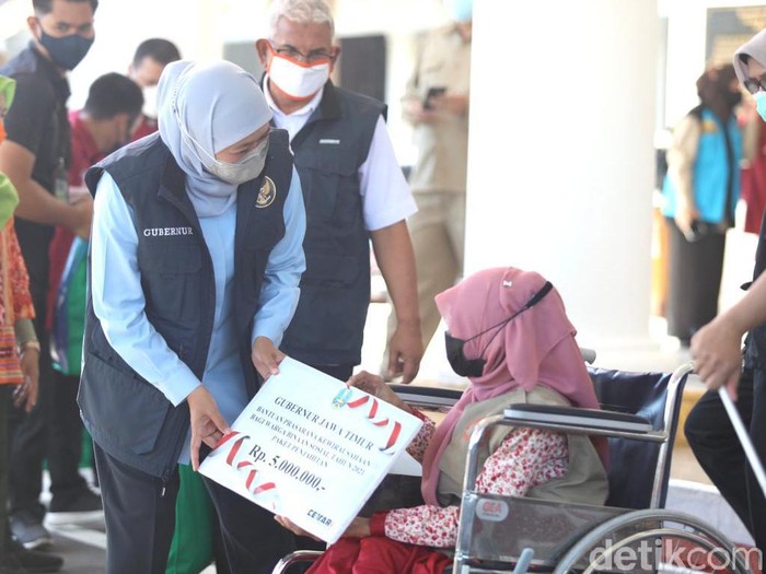 Gubernur Khofifah memberikan santunan ahli waris pasien meninggal COVID-19