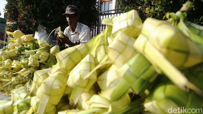 H-3 Lebaran, Pedagang Kulit Ketupat Mulai Marak H-3 menjelang hari raya Idul Fitri 1442 H, penjualan kulit ketupat musiman mulai marak. Seperti di Pasar Tradisional Cileungsi, Kabupaten Bogor, pedagang kulit ketupat musiman meraup berkah Lebaran.