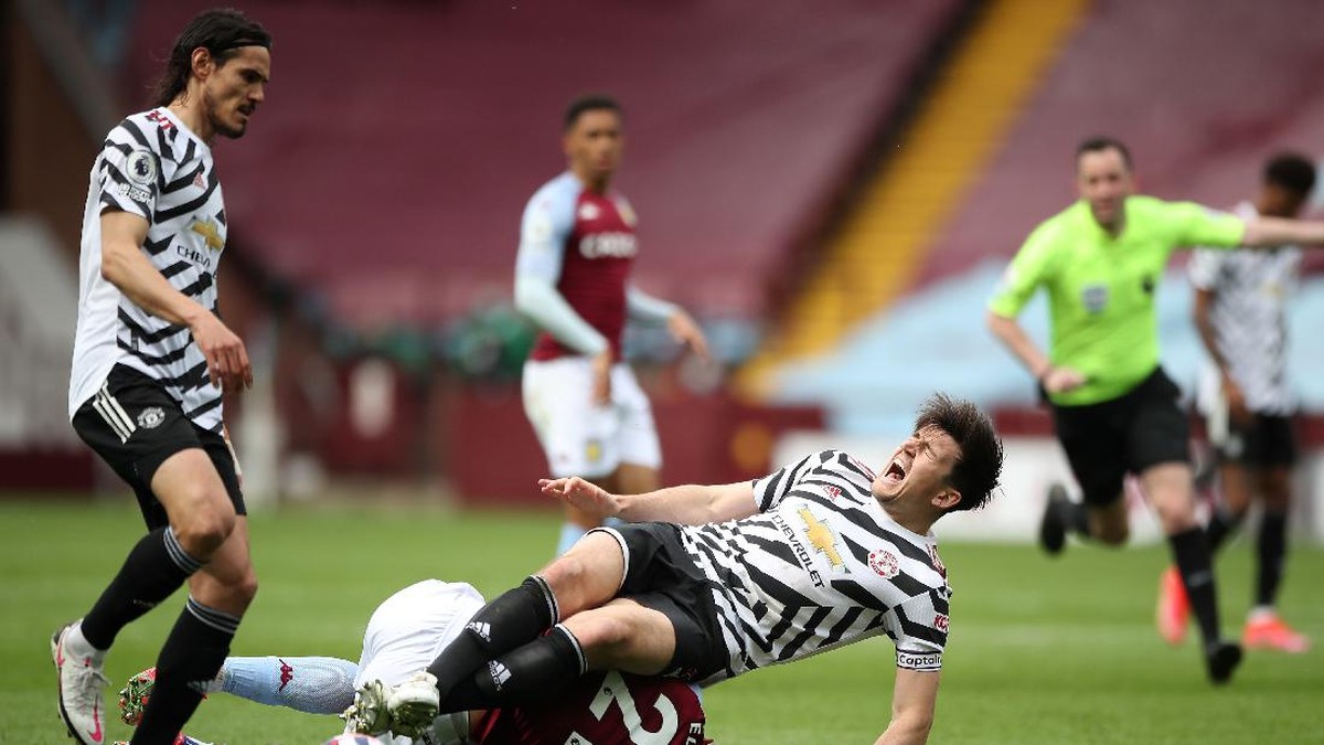 Harry Maguire cedera di tengah laga Aston Villa vs Man Utd. (Foto: Getty Images/Pool)