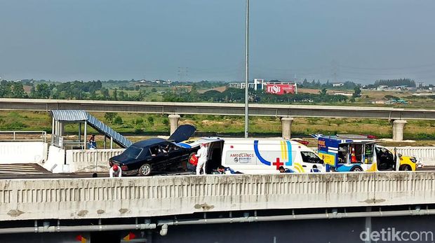 Simulasi penyelamatan khusus kecelakaan di jalan tol dengan rescue udara di Tol Layang MBZudara.