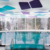 Salah satu fasilitas yang diandalkan adalah The Alpine, kolam renang untuk kesehatan yang diklaim punya efek menenangkan. Tamu bisa berendam sambil menikmati pemandangan gunung yang indah. Foto: Dok. Myswitzerland.com