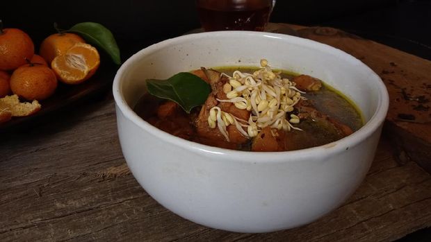 Ilustrasi Rawon Ayam Rawon is a typical Indonesian food from Pati, Central Java. kluwak basic seasoning and cooked with beef or chicken with a topping of sprouts and melinjo leaves.