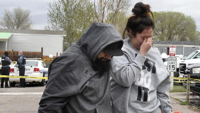 Seorang pria menembak mati 6 orang di Colorado Springs, Colorado, Amerika Serikat. Keluarga korban pun tak kuasa menahan kesedihan.