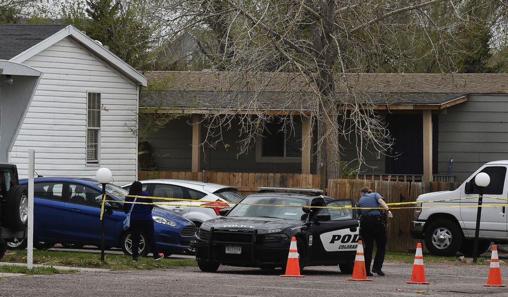 Seorang pria menembak mati 6 orang di Colorado Springs, Colorado, Amerika Serikat. Keluarga korban pun tak kuasa menahan kesedihan.