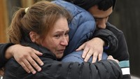 Mereka menangis saat mengetahui keluarganya menjadi korban penembakan di Colorado Springs, Colorado, Amerika Serikat.