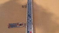 Kendaraan melintas di Jalan Lintas Tengah Sumatera, Sarolangun, Jambi, Senin (10/5/2021).