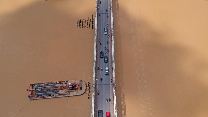 JALINSUM JAMBI-RIAU SEPI Kendaraan melintas di Jalan Lintas Tengah Sumatera, Sarolangun, Jambi, Senin (10/5/2021). Lalu lintas kendaraan pribadi di jalan penghubung Provinsi Sumatera Selatan dengan Sumatera Barat tersebut terpantau sepi dan hanya didominasi kendaraan angkutan barang. ANTARA FOTO/Wahdi Septiawan/pras.