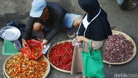 Menjelang Hari Raya Idul Fitri, harga cabai di pasar tradisional mengalami kenaikan.