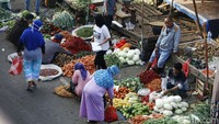 Tidak hanya cabai, warga juga berbelanja sayuran untuk menu buka puasa bersama keluarga.