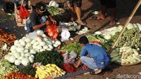 Pedagang cabai menggelar dagangannya di salah satu pasar tradisional di Bogor, Jawa Barat, Senin (10/5/2021).
