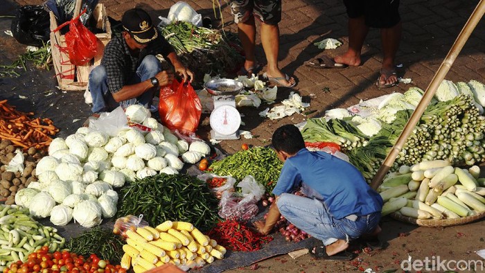 Jelang Lebaran, Harga Cabai Terus Meroket Jelang hari raya Idul Fitri 1442 H, sejumlah kebutuhan dapur mulai mengalami lonjakan. Salah satunya cabai yang harganya terus merangkak naik alias meroket.