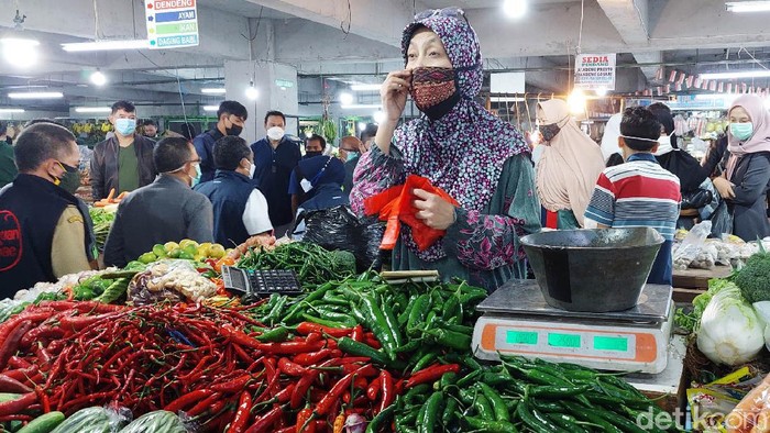 Sejumlah komoditas pangan di Kota Bandung mengalami kenaikan harga menjelang Lebaran 2021. Di Pasar Kosambi, harga daging sapi, ayam potong dan cabai tanjung mengalami kenaikan.