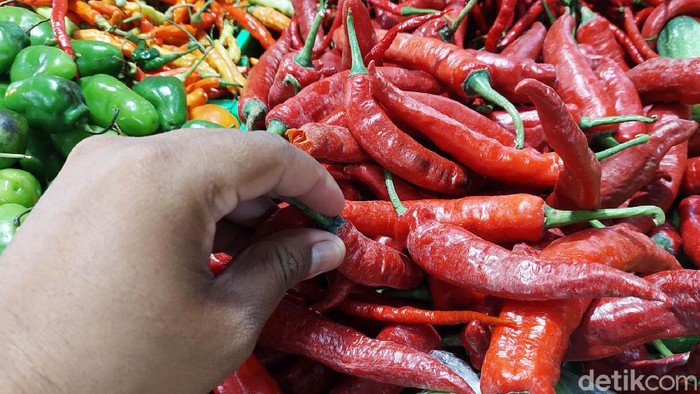 Sejumlah komoditas pangan di Kota Bandung mengalami kenaikan harga menjelang Lebaran 2021. Di Pasar Kosambi, harga daging sapi, ayam potong dan cabai tanjung mengalami kenaikan.